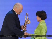 Лукашенко Роза Рымбаеваға «Славян базары» президенттік марапатын табыс етті