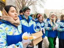 Астанада еріктілер коммуналдық қызметкерлерге бауырсақ пен ыстық шай үлестірді