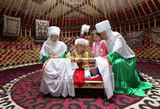 1576854114_tradicii-i-obychai-kazahskogo-naroda-besikke-salu.jpg
