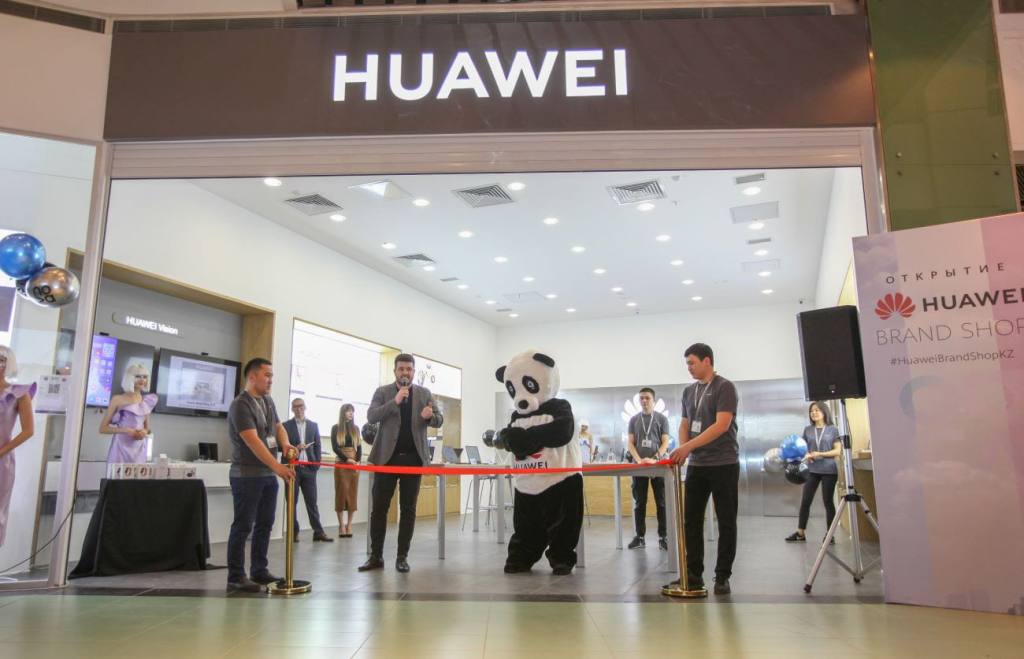 Huawei Brand Shop 1.jpg