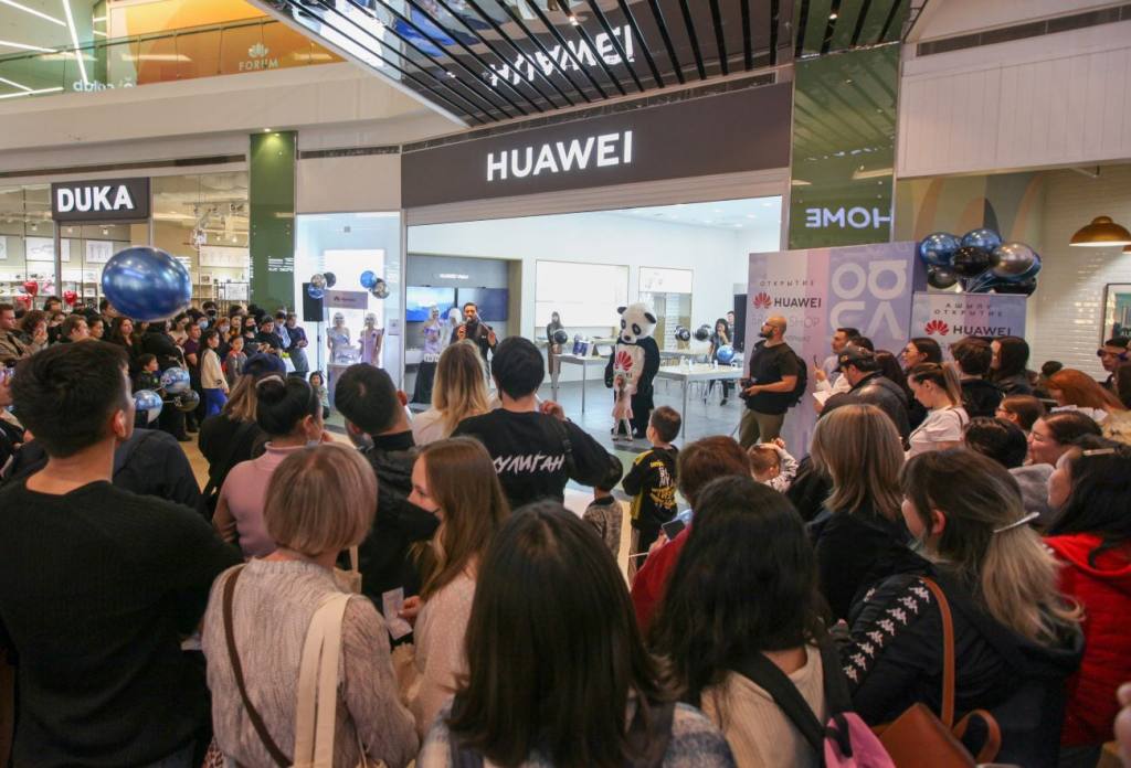 Huawei Brand Shop 2.jpg