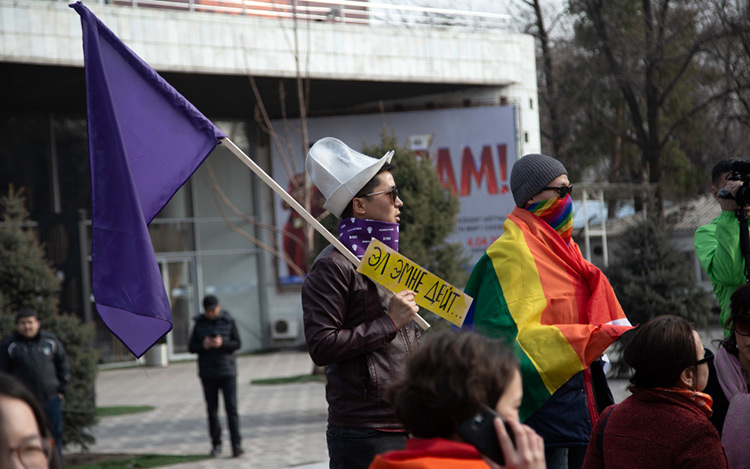 40 витязей в белом квадрате