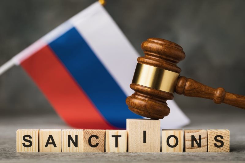 Санкции против «Тинькофф Банка», Росбанка и банка «ДОМ.РФ». Как они  отразятся на клиентах?