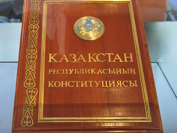 Қазақ ақындары жаңа Конституцияға өлеңмен қолдау білдірді