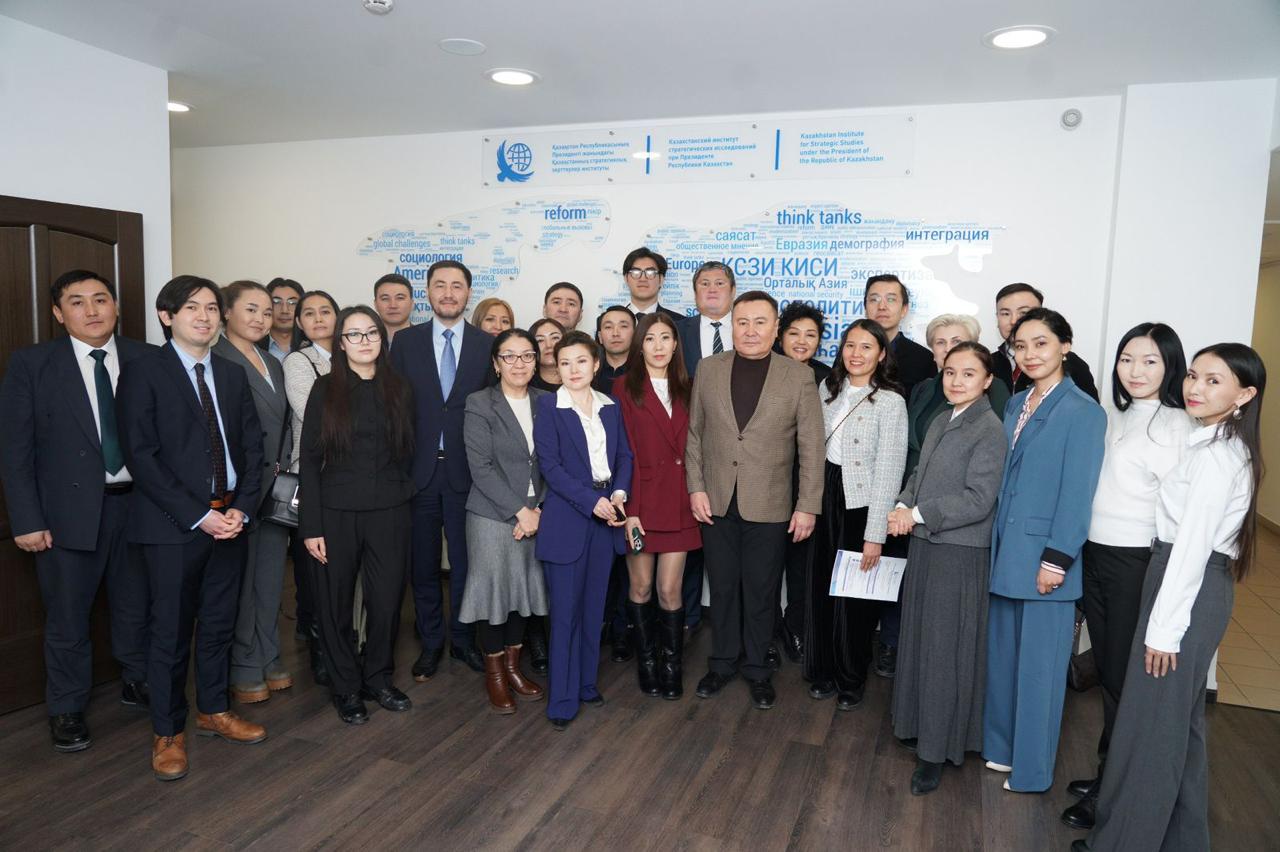 ҚСЗИ-де жас сарапшылар Конституция жобасын талқылады