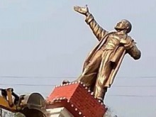 Үндістанда бір топ адам Лениннің ескерткішін құлатты